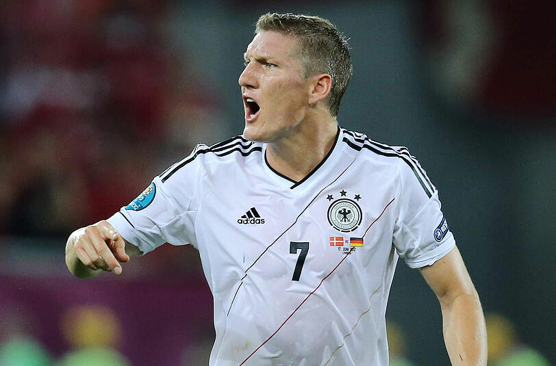 70 PROZENT - BASTIAN SCHWEINSTEIGER: Klagte nach der Partie gegen Dänemark über Müdigkeit. Nicht verwunderlich: Ging ohne Spielpraxis ins Turnier. Steigerte sich nach schleppendem Auftakt im zweiten Spiel gegen Holland, glänzte mit zwei Torvorlagen. Hat als Taktgeber noch viel mehr drauf, Löw hofft auf diese spielentscheidenden Momente.