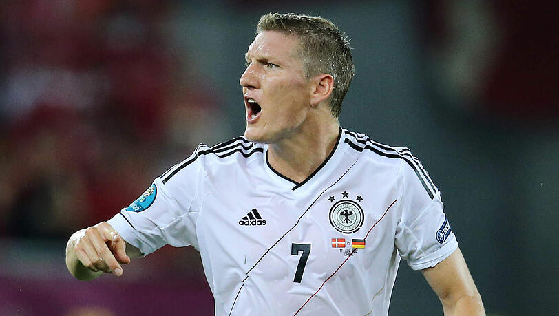 70 PROZENT - BASTIAN SCHWEINSTEIGER: Klagte nach der Partie gegen Dänemark über Müdigkeit. Nicht verwunderlich: Ging ohne Spielpraxis ins Turnier. Steigerte sich nach schleppendem Auftakt im zweiten Spiel gegen Holland, glänzte mit zwei Torvorlagen. Hat als Taktgeber noch viel mehr drauf, Löw hofft auf diese spielentscheidenden Momente. 70 PROZENT - BASTIAN SCHWEINSTEIGER: Klagte nach der Partie gegen Dänemark über Müdigkeit. Nicht verwunderlich: Ging ohne Spielpraxis ins Turnier. Steigerte sich nach schleppendem Auftakt im zweiten Spiel gegen Holland, glänzte mit zwei Torvorlagen. Hat als Taktgeber noch viel mehr drauf, Löw hofft auf diese spielentscheidenden Momente.