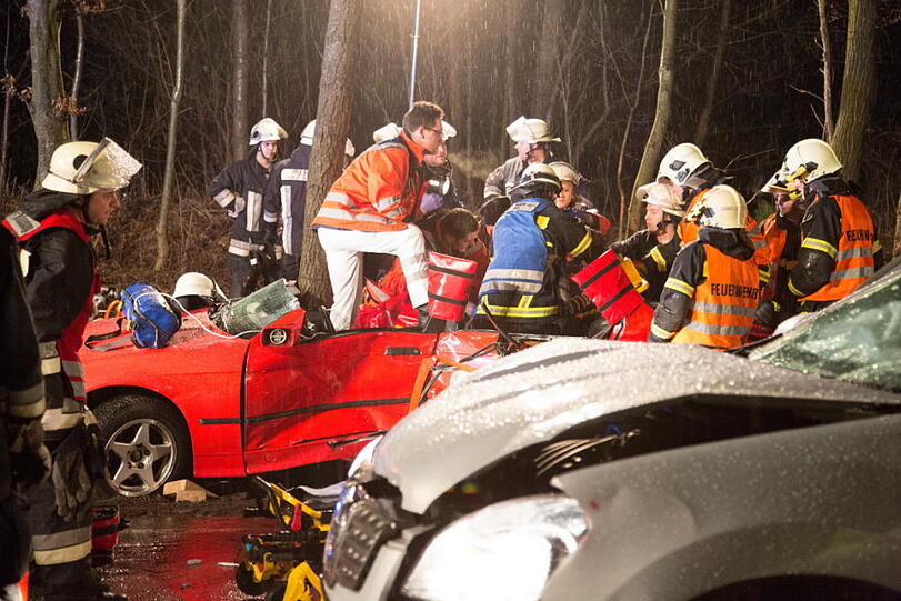 Wendemanöver mit schlimmen Folgen: Ein Auto auf der B20 bei Freilassing bemerkt zu spät, dass der BMW vor ihm wenden will. Es kommt zum Crash; der BMW-Fahrer wird schwer verletzt.