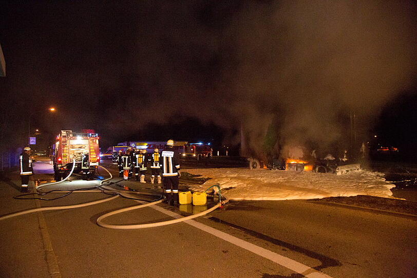 Die Feuerwehr musste einen brennenden Fleischanhänger mit Schaum löschen. Hier die Bilder vom Brand.