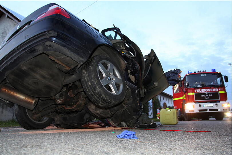 Unfall mit tödlichem Ausgang im Landkreis Mühldorf. Die Bilder vom Horror-Crash.