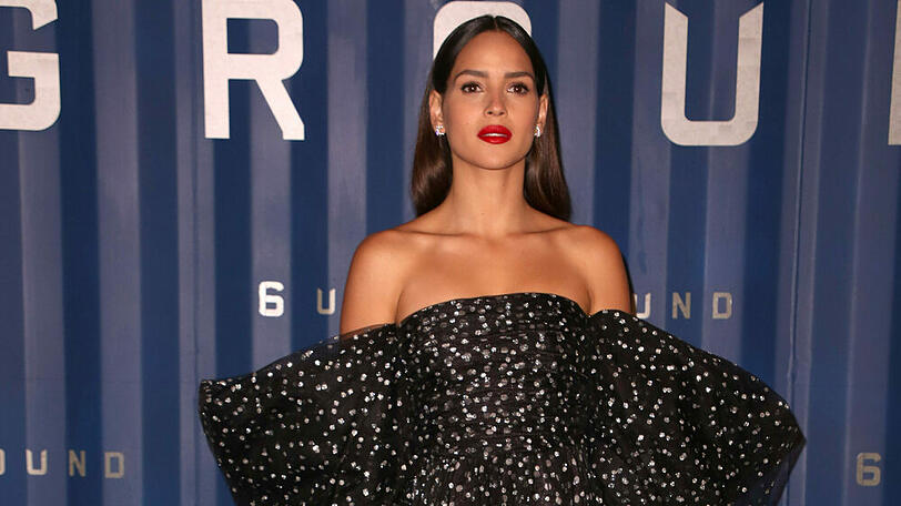 Adria Arjona: Strahlend schön mit Riesen-Ärmeln