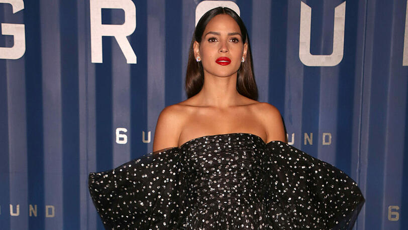 Adria Arjona: Strahlend schön mit Riesen-Ärmeln Adria Arjona: Strahlend schön mit Riesen-Ärmeln