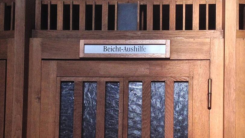 Hinter dieser Holztür wartet die Beicht-Aushilfe. Welche Strafen sie wohl aufbrummt? Hinter dieser Holztür wartet die Beicht-Aushilfe. Welche Strafen sie wohl aufbrummt?