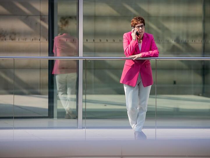CDU-Chefin Kramp-Karrenbauer gratuliert dem CDU-Kandidaten bei der Oberbürgermeisterwahl in Görlitz &ndash; und unterschlägt zunächst die wichtige Rolle der überparteilichen Unterstützer.