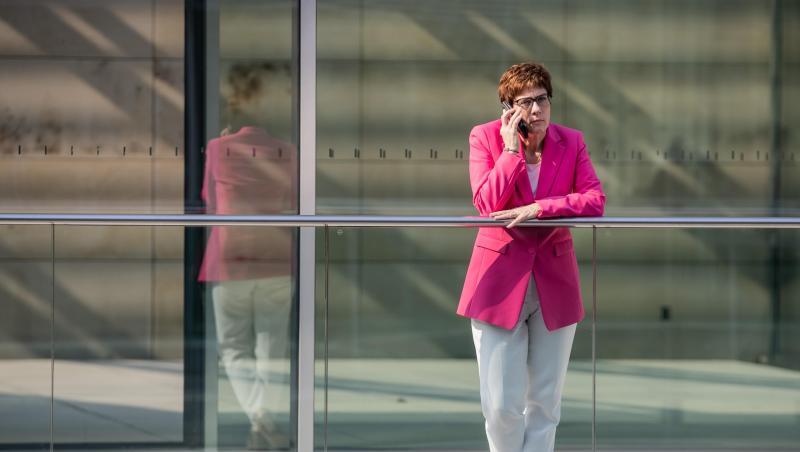 CDU-Chefin Kramp-Karrenbauer gratuliert dem CDU-Kandidaten bei der Oberbürgermeisterwahl in Görlitz – und unterschlägt zunächst die wichtige Rolle der überparteilichen Unterstützer. CDU-Chefin Kramp-Karrenbauer gratuliert dem CDU-Kandidaten bei der Oberbürgermeisterwahl in Görlitz – und unterschlägt zunächst die wichtige Rolle der überparteilichen Unterstützer.