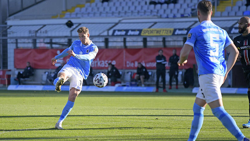 Dressel trifft per Volley zum 2:0. Dressel trifft per Volley zum 2:0.