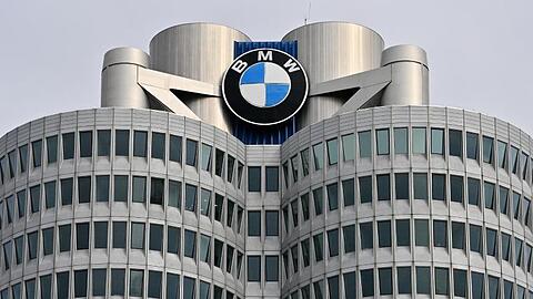 Das Logo von BMW prangt an der Konzernzentrale.