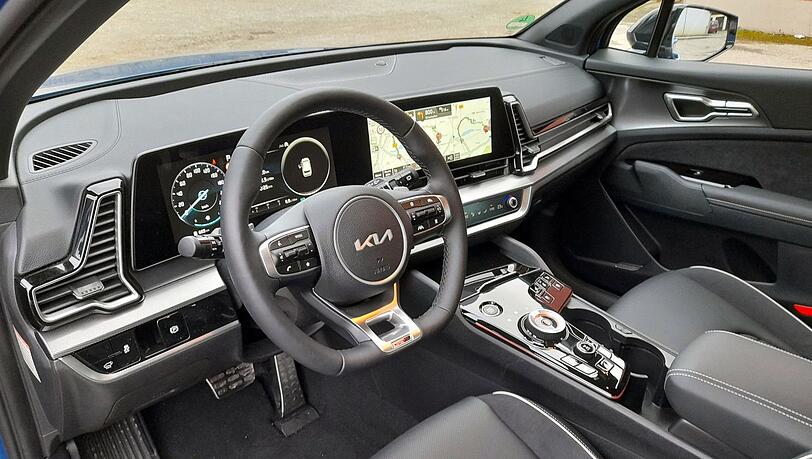 Die zwei großen Bildschirme des Kia Sportage sorgen für Übersichtlichkeit, die Bedienung ist vergleichsweise einfach. Die zwei großen Bildschirme des Kia Sportage sorgen für Übersichtlichkeit, die Bedienung ist vergleichsweise einfach.