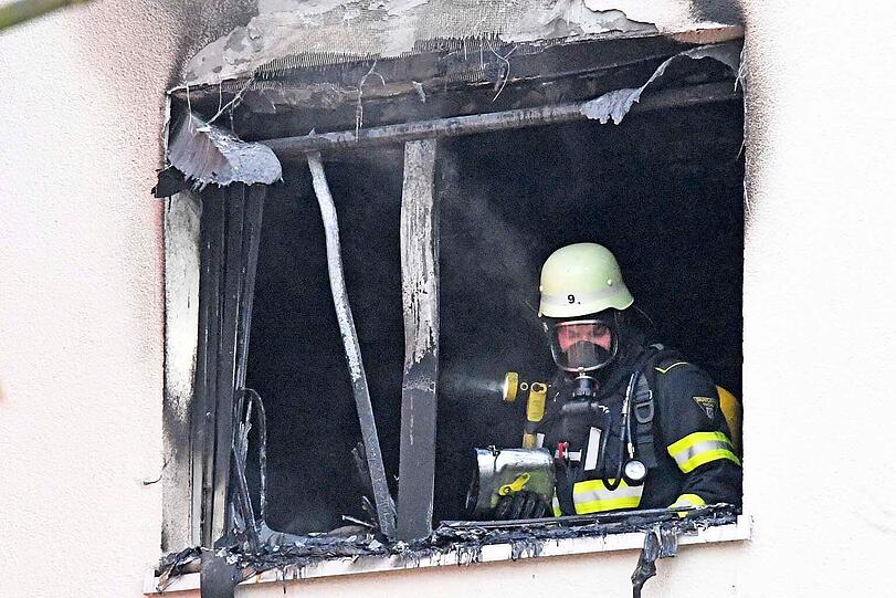 Im zweiten Obergeschoss eines Mehrfamilienhauses in der Bunsenstraße ist am Montagvormittag ein heftiger Wohnungsbrand ausgebrochen.