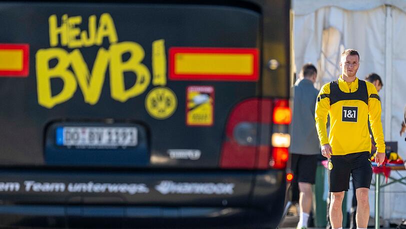 Dortmunds Marco Reus geht am Mannschaftsbus vorbei.