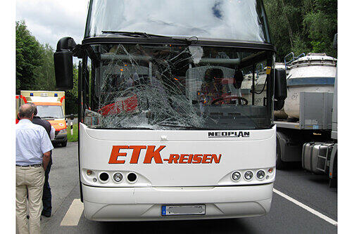 Beim Aufprall des Selbstmörders ging die Frontscheibe des Reisebusses zu Bruch. 50 meist ältere Urlauber mussten auf einen Ersatzbus warten, der sie nach Tschechien brachte.