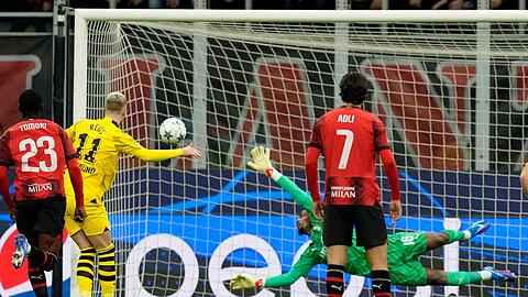 Brachte Dortmund per Elfmeter in Führung: Marco Reus (2.v.l.).