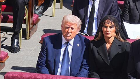 Trump trägt einen blauen Anzug.
