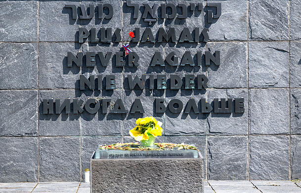 Die Worte "Nie Wieder" in unterschiedlichen Sprachen sind auf dem Gel&auml;nde der KZ-Gedenkst&auml;tte Dachau zu sehen.