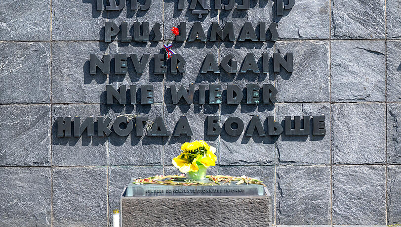 Die Worte "Nie Wieder" in unterschiedlichen Sprachen sind auf dem Gel&auml;nde der KZ-Gedenkst&auml;tte Dachau zu sehen.
