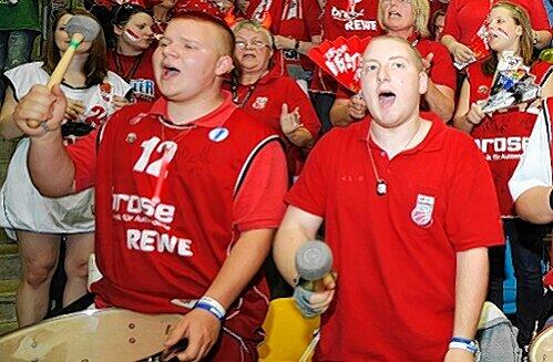 Sollen auch am Wochenende kräftig auf die Pauke hauen: Die begeisterungsfähigen Fans der Brose Baskets.