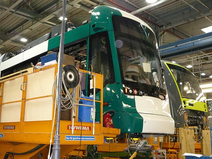 Wenn Fahrwerk und Karosserie sich treffen, sprechen die Monteure von einer "Hochzeit". Dieser Zug hier ist aber noch nicht so weit.