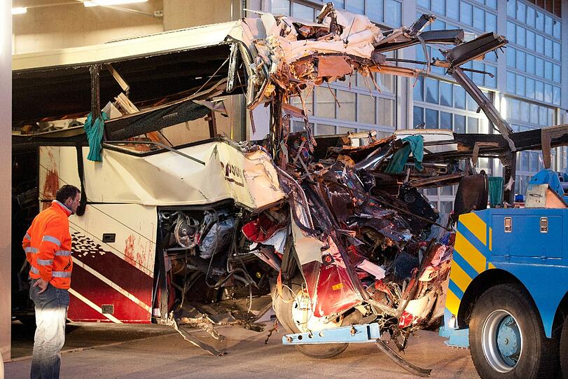 Horror-Unfall in der Schweiz: Die Bilder vom verunglückten Bus. Bei dem Crash kame 28 Menschen ums Leben - darunter 22 Kinder
