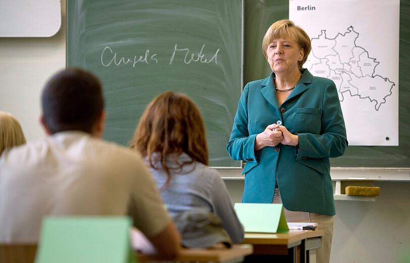 "Guten Morgen Frau Merkel" - Die Kanzlerin als Aushilfslehrerin in Berlin. Die Bilder!