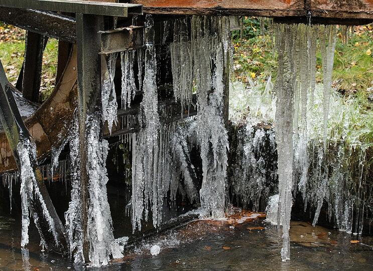 Der Frost formt rund um die Bremsdorfer Mühle im Schlaubetal nahe Bremsdorf (Brandenburg) eisige Kunstwerke.