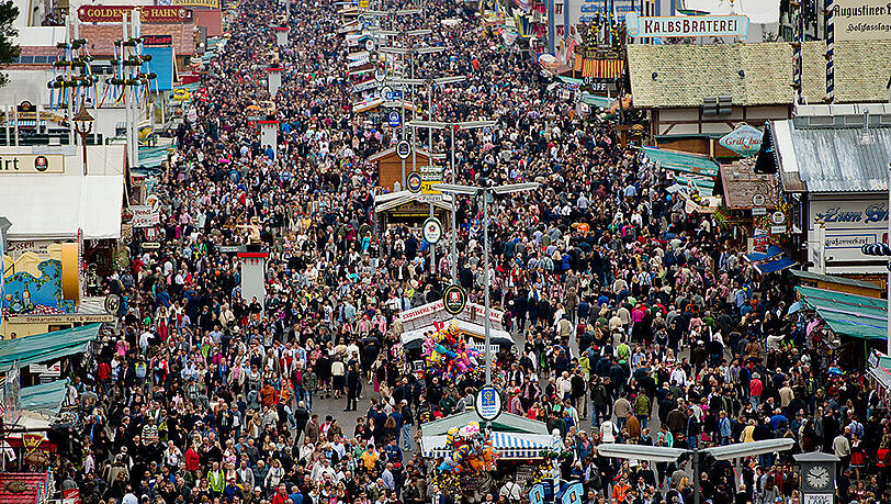 Rund eine Million Besucher strömten am ersten Wochenende auf die Wiesn. Rund eine Million Besucher strömten am ersten Wochenende auf die Wiesn.