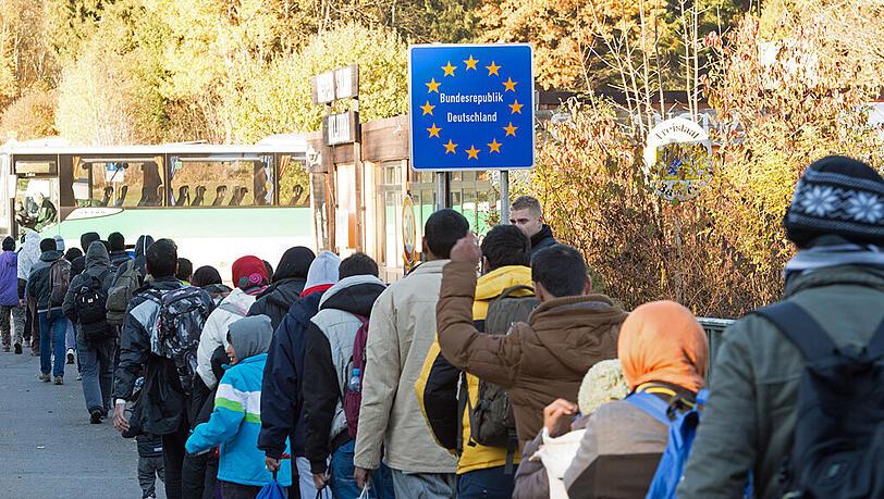 Angekommen im Land ihrer Sehnsucht: Flüchtlinge überqueren am Sonntagmorgen nahe Wegscheid (Bayern) die Grenze von Österreich nach Deutschland und steigen in einen Reisebus. Angekommen im Land ihrer Sehnsucht: Flüchtlinge überqueren am Sonntagmorgen nahe Wegscheid (Bayern) die Grenze von Österreich nach Deutschland und steigen in einen Reisebus.