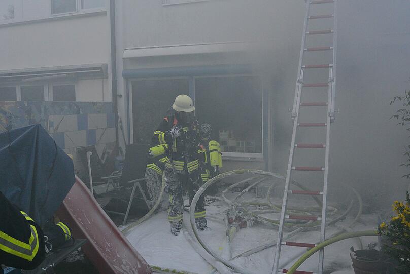 Bei dem Einsatz versprühte die Feuerwehr rund 30.000 Liter Schaum.