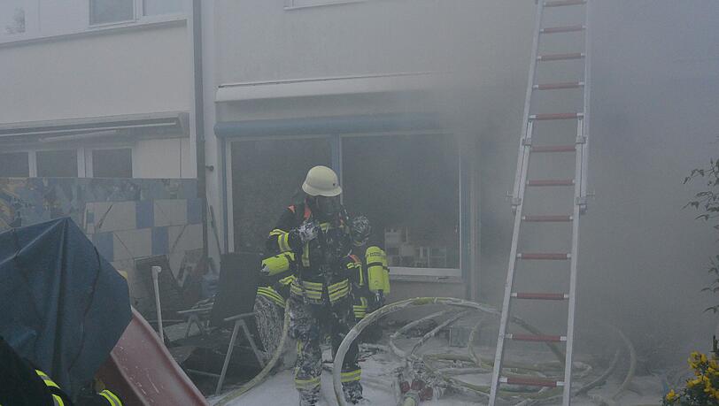 Bei dem Einsatz versprühte die Feuerwehr rund 30.000 Liter Schaum. Bei dem Einsatz versprühte die Feuerwehr rund 30.000 Liter Schaum.