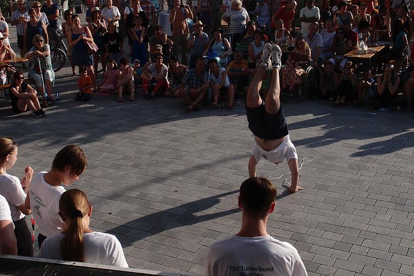 Die Rope Skipper vom Turnerbund zeigen beim Stadtteilfest ihr Können.