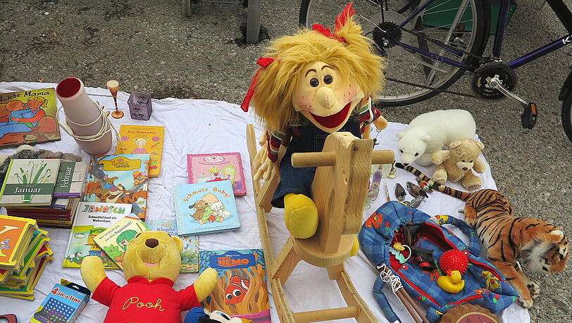 Auf dem Flohmarkt im Hauptbahnhof gibt's nur Kindersachen. Auf dem Flohmarkt im Hauptbahnhof gibt's nur Kindersachen.