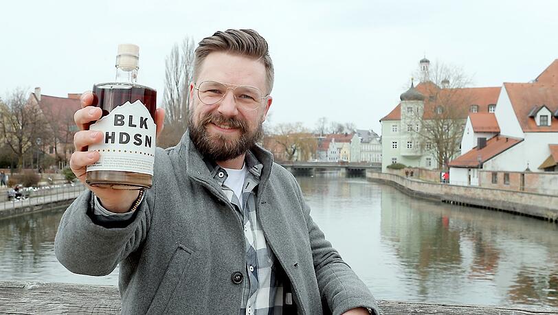 Thomas Tessars zeigt stolz seinen Rumlikör.