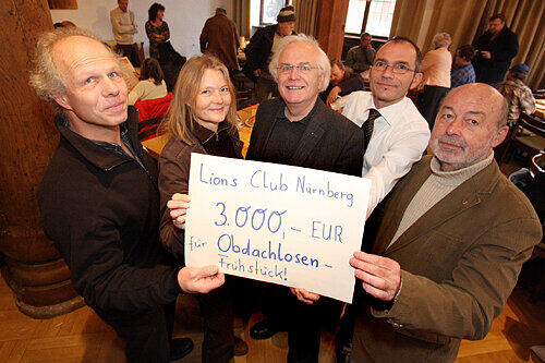 Ein tolles Geschenk an die Armen: Jubilar Albin Schauer (M.) und Lions-Präsident Dietmar Pfister (r.) mit Organisator Martin Zenk (l.), Pfarrgemeinderätin Trixi Baum-Knörl (2.v.l.) und Pfarrer Roland Huth (2.v.r.).