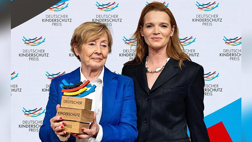 Karoline Herfurth hat Christine Bergmann eine Auszeichnung der Kinderschutzstiftung Hänsel+Gretel überreicht.