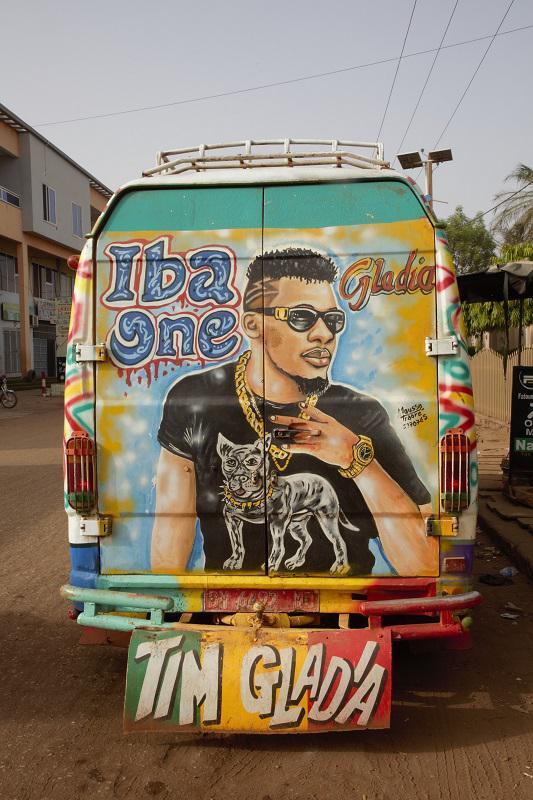 Bild von Rapper Iba One auf einer Sotrama.