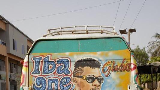 Bild von Rapper Iba One auf einer Sotrama. Bild von Rapper Iba One auf einer Sotrama.