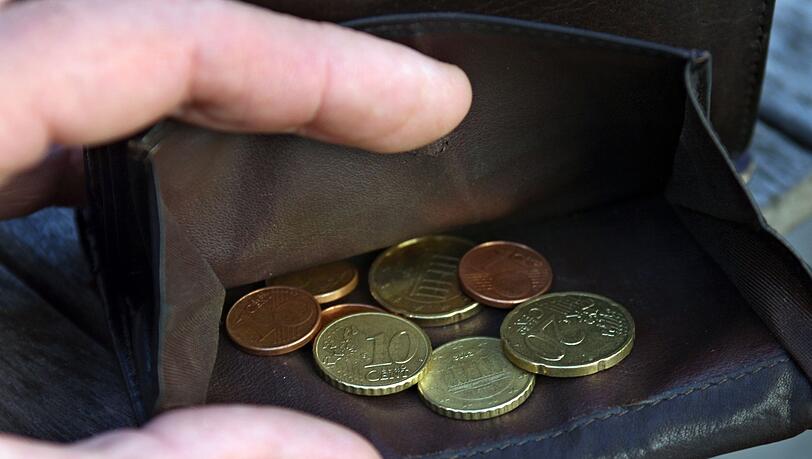 Wenn das Geld in besonderen Lebenslagen nicht reicht, springt der Staat ein. Die Zahl der Betroffenen legte zuletzt deutlich zu. (Symbolbild)