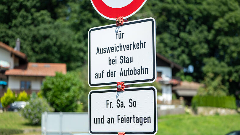 An den Autobahnausfahrten stehen Schilder mit den Durchfahrtsverboten schon seit L&auml;ngerem. Sie erkennt man sofort an dem roten Kreis. Doch vorgesehene Hinweisschilder auf der A8 f&uuml;r Durchfahrtsverbote m&uuml;ssen erst noch installiert werden.