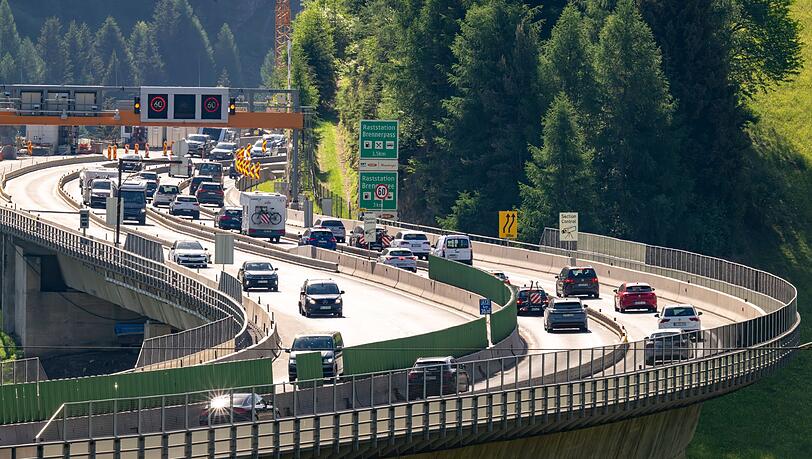 Nach der Aufhebung der Brenner-Sperre herrschte zeitweise reger Verkehr. Nach der Aufhebung der Brenner-Sperre herrschte zeitweise reger Verkehr.