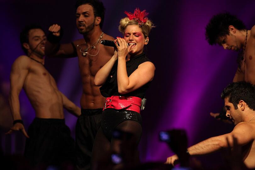So bunt wie ihre Musik ist auch ihr Mode-Stil: Jeanette liebt die Verwandlung. Sie zeigt sich mal total brav als Mädchen von nebenan. Ein andermal steht sie als heißes Burlesque-Girl auf die Bühne.
