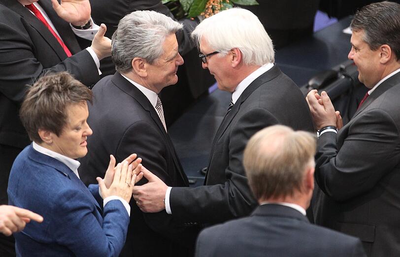 Joachim Gauck ist neuer Bundespräsident. Die
Bundesversammlung wählte den früheren DDR-Bürgerrechtler am Sonntag
mit großer Mehrheit zum Nachfolger von Christian Wulff. Der
72-Jährige erhielt 991 von 1228 gültigen Stimmen, das entspricht
einer Zustimmung von gut 80 Prozent. Für Gaucks Gegenkandidatin Beate
Klarsfeld votierten 126 Delegierte.