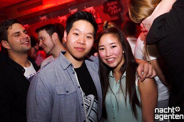 DJane. Jung. Attraktiv. Simina Grigoriu heizte dem Partyvolk am Samstag im Harry Klein ein. Weitere Bilder von dieser Party auf: www.nachtagenten.de