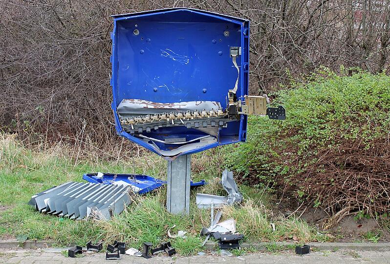 Skurilles aus Deutschland: ein gesprengter Kondom-Automat in Nordrhein-Westfalen. Für einen der Täter endete der Unfall tödlich.
