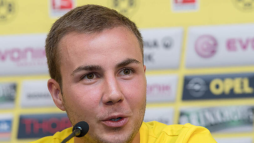 Bei seiner offiziellen Vorstellung spricht Mario Götze über seine Position in der kommenden Saison. Bei seiner offiziellen Vorstellung spricht Mario Götze über seine Position in der kommenden Saison.