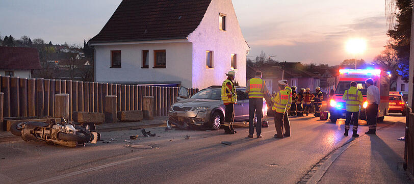 Der 18-Jährige rutschte unter das entgegenkommende Auto. Mit schwersten Verletzungen kam er ins Krankenhaus - kurze Zeit später starb er.