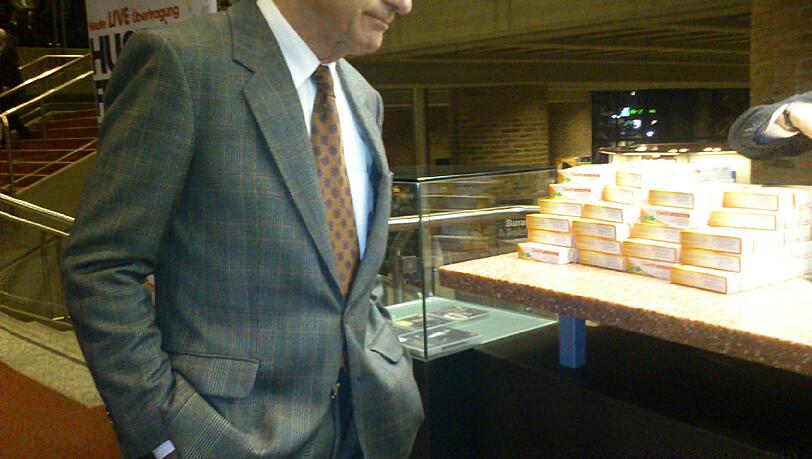 Ein Stapel mit Hustenbonbons im Foyer des Gasteig. Ein Stapel mit Hustenbonbons im Foyer des Gasteig.