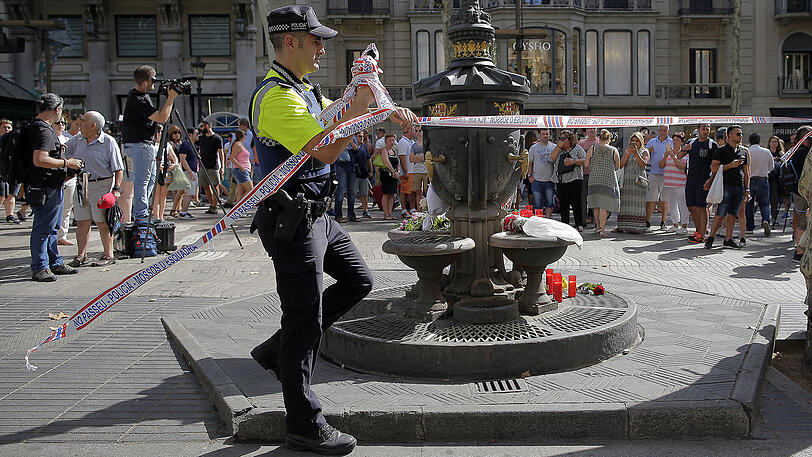 Schon wenige Stunden nach dem Terroranschlag bemüht man sich in Barcelona wieder um Normalität - auch wegen des Tourismus'.