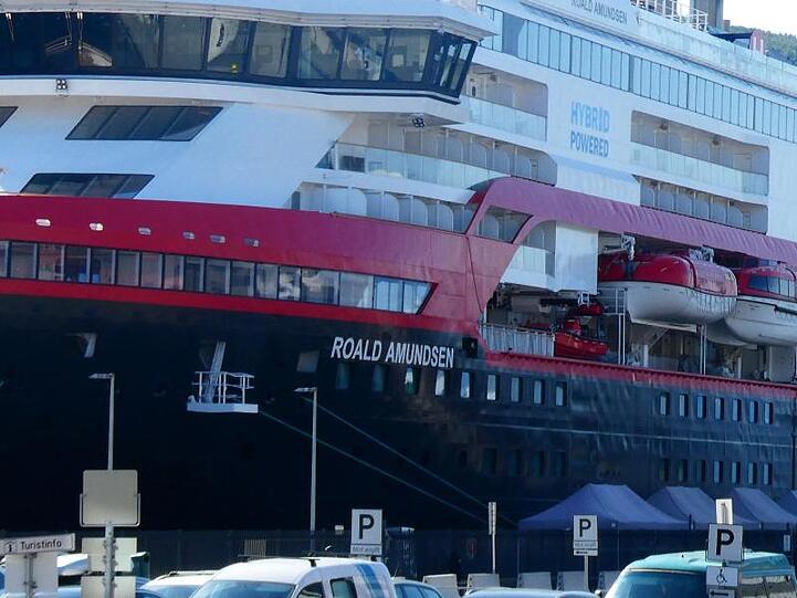 Auf der MS Roald Amundsen, die die Hurtigruten bereist, ist die Zahl der infizierten Crew-Mitglieder auf 33 gestiegen.
