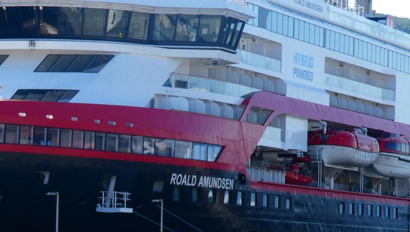 Auf der MS Roald Amundsen, die die Hurtigruten bereist, ist die Zahl der infizierten Crew-Mitglieder auf 33 gestiegen. Auf der MS Roald Amundsen, die die Hurtigruten bereist, ist die Zahl der infizierten Crew-Mitglieder auf 33 gestiegen.