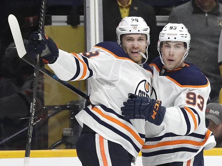 Leon Draisaitl (l) von den Edmonton Oilers ist der erste deutsche NHL-Topscorer.